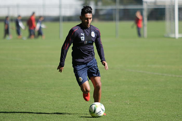 Gael Sandoval en entrenamiento con Chivas