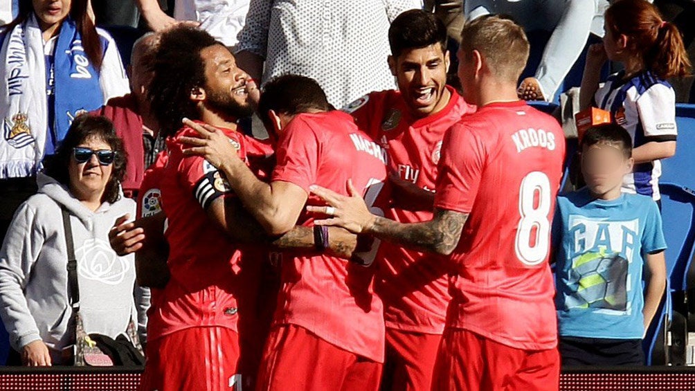 Jugadores del Real Madrid festejan gol 