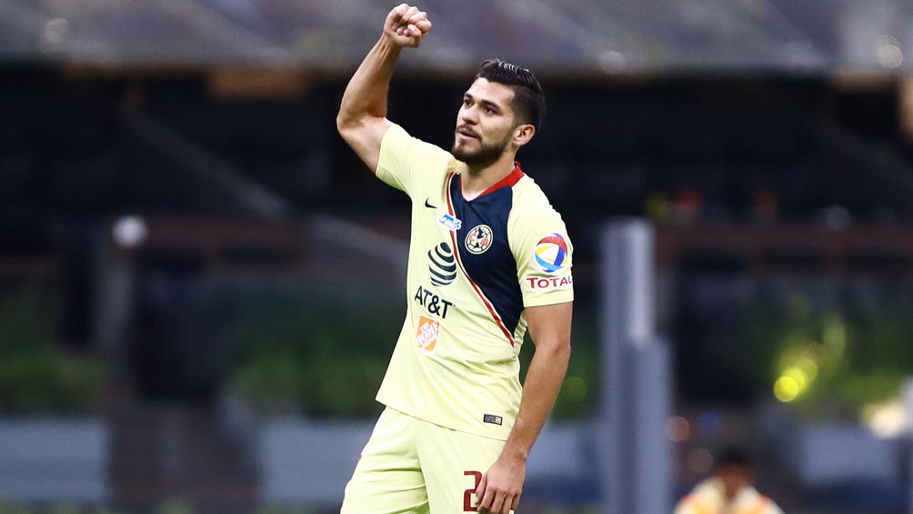 Henry Martín festeja gol con América