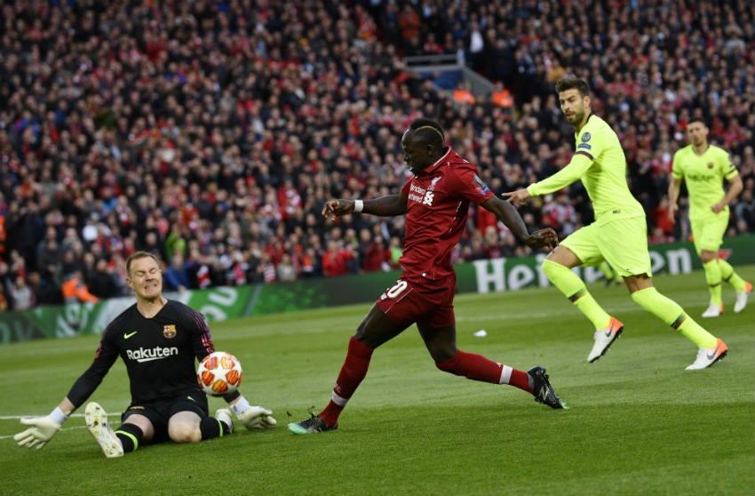 Tes Stegen alcanza a detener un disparo de Mané 