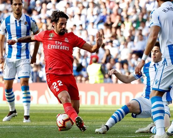 Isco conduce balón en juego del Real Madrid contra la Real Sociedad