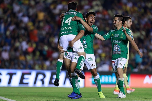 Sambueza y compañía celebran el gol contra América