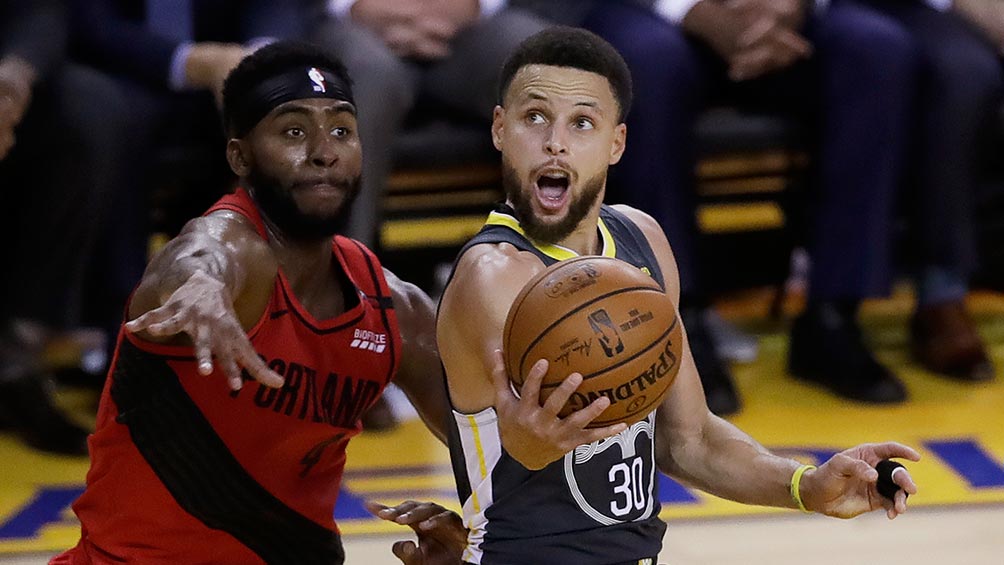 Stephen Curry intenta meter el balón