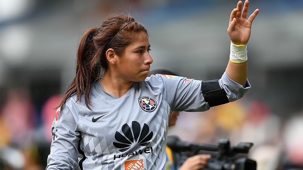 Cecilia Santiago durante un partido con el América  