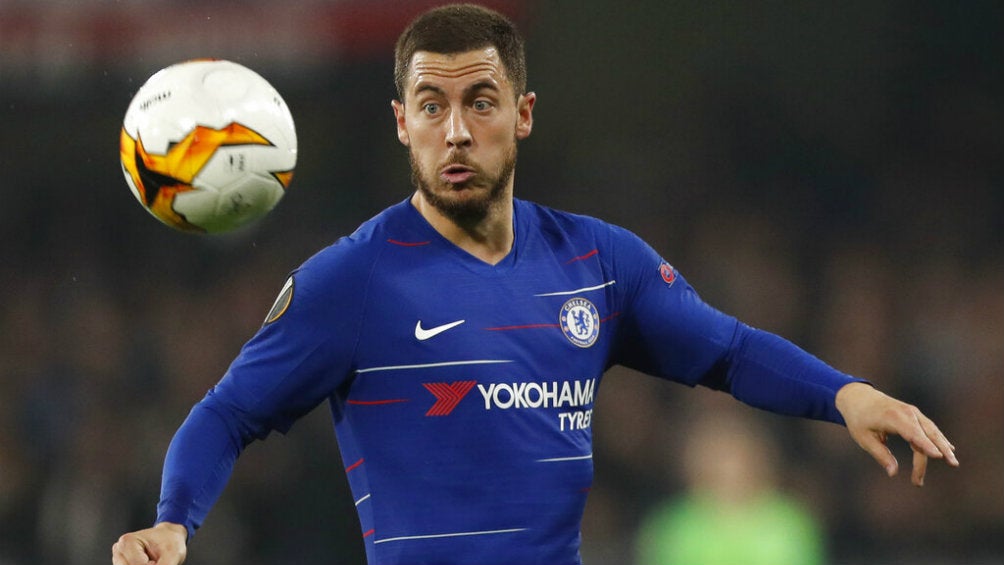 Hazard intenta controlar el balón en un partido del Chelsea 