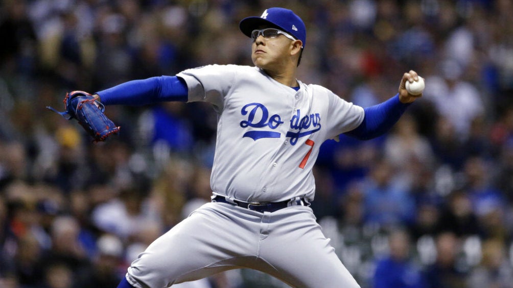 Urías saca un lanzamiento en partido de los Dodgers 