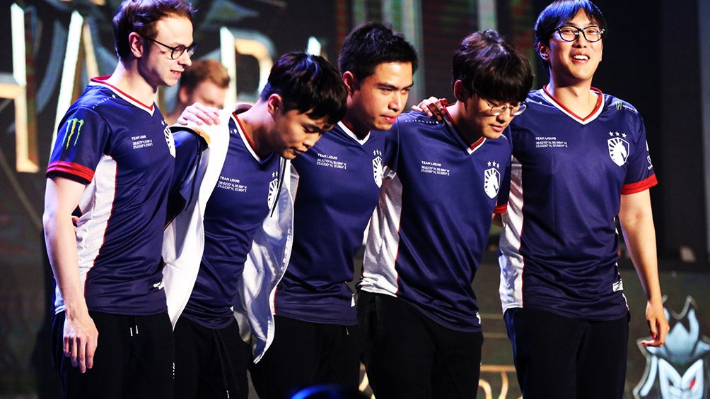 Los jugadores de Team Liquid, posando tras ganar una partida