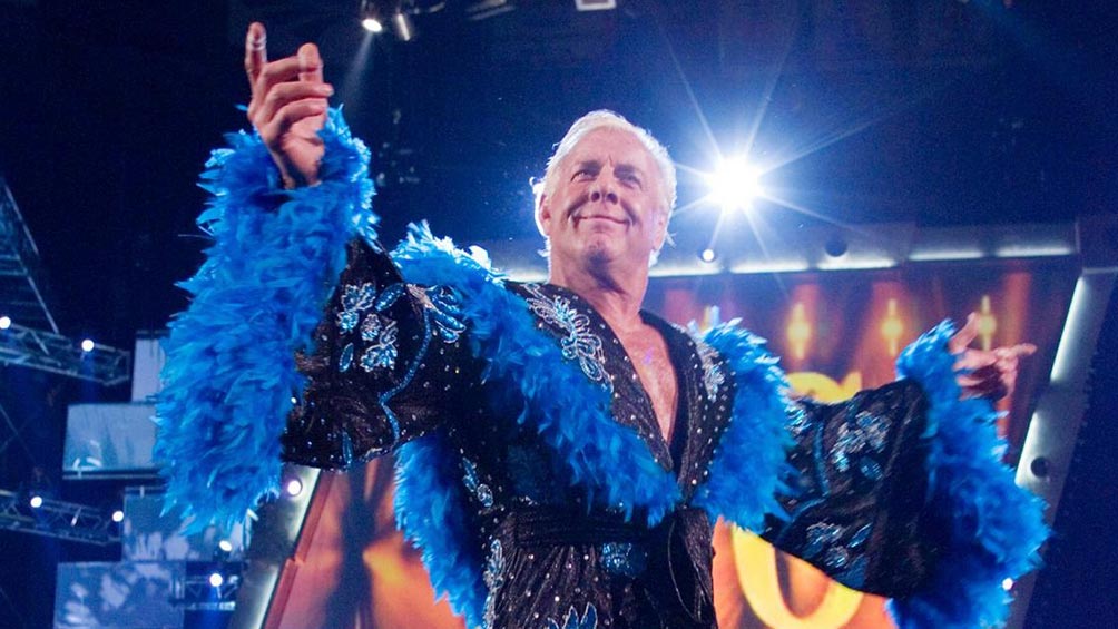 Ric Flair hace su entrada al ring