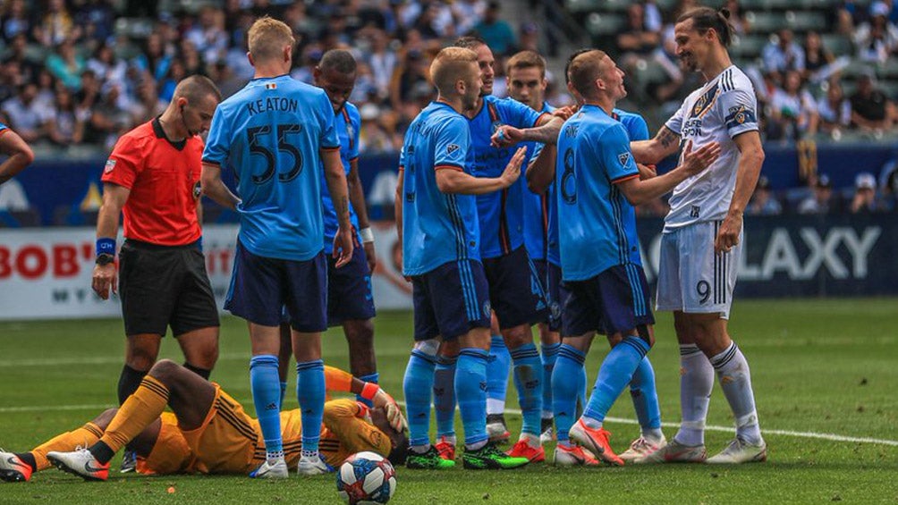 Zlatan Ibrahimovic enfrenta a los jugadores del New York City FC