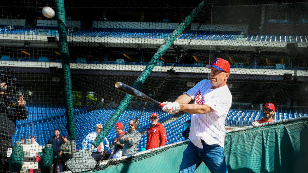 Bruce Willis batea la pelota