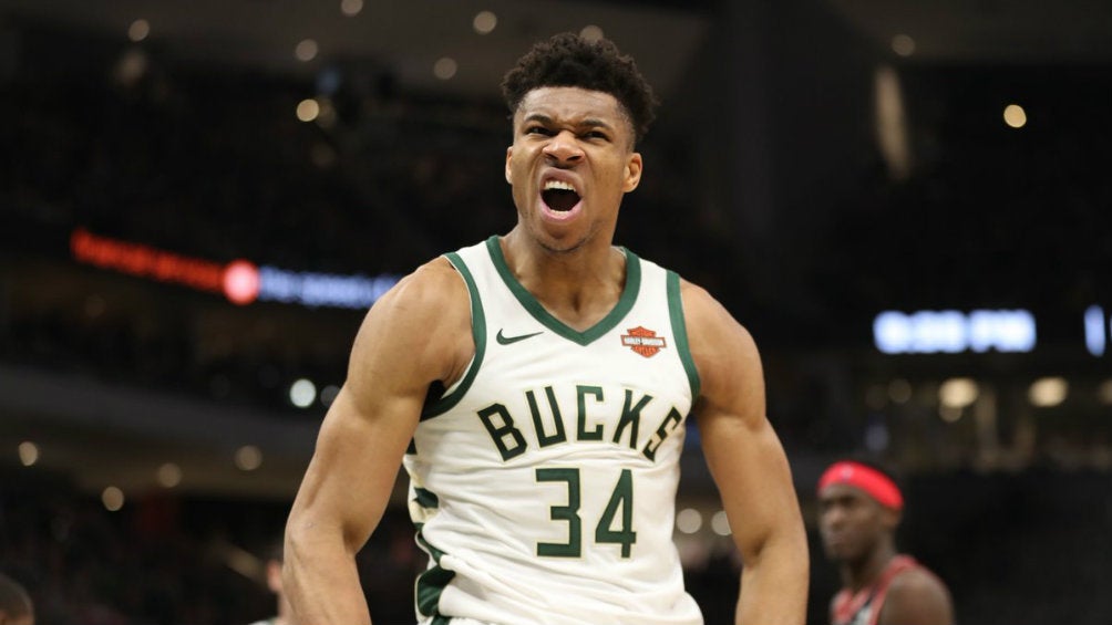 Giannis Antetokounmpo festeja una anotación de los Bucks