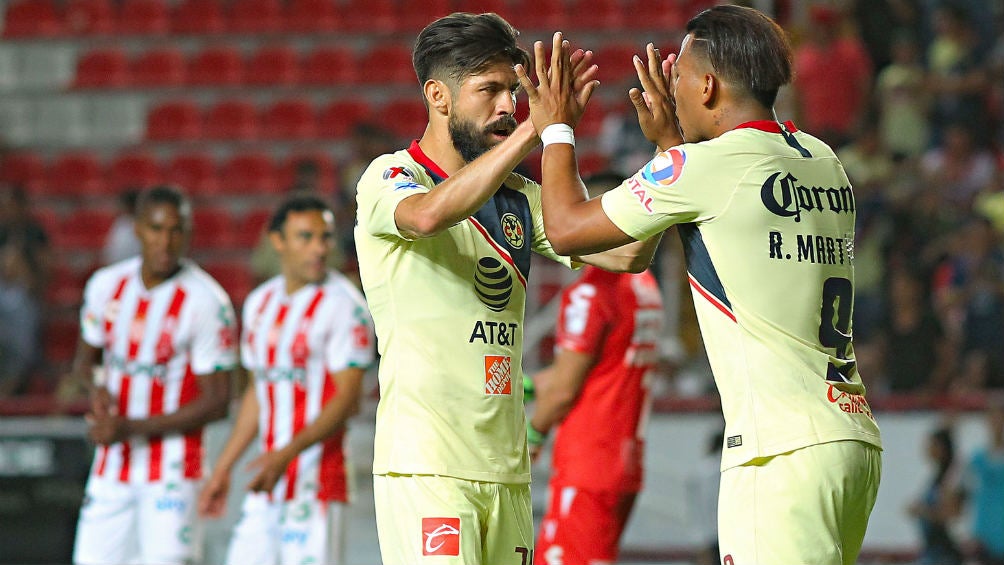 Oribe Peralta y Roger Martínez durante un partido del América