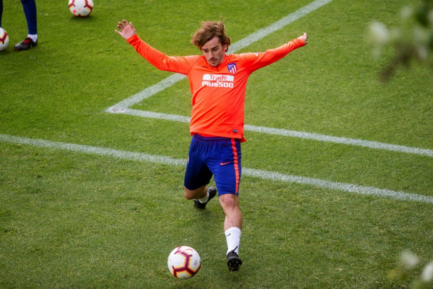 Griezmann intenta alcanzar un balón en un entrenamiento del Atleti 