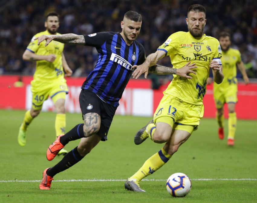 Icardi compite por el balón contra Bostjan Cesar 