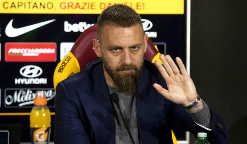 De Rossi durante una conferencia de prensa con la Roma 