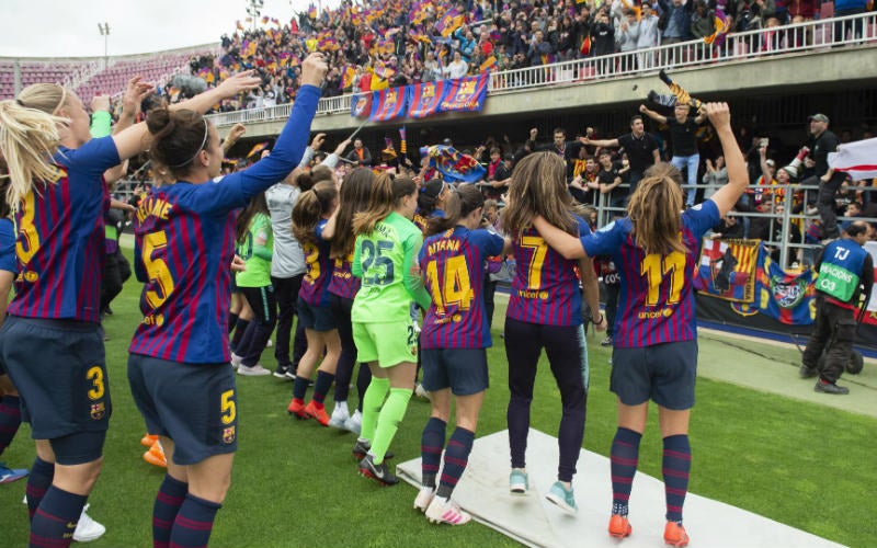 Jugadoras del Barcelona celebran con su afición 