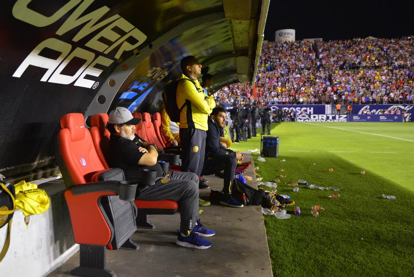 Maradona observa desde la banca encuentro de Dorados 