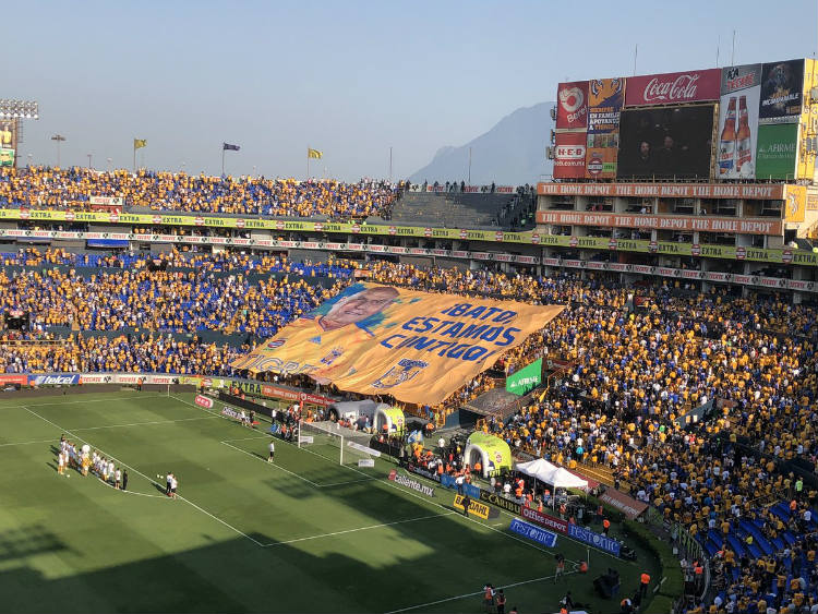 Afición de Tigres desplega manta en honor a Batocletti