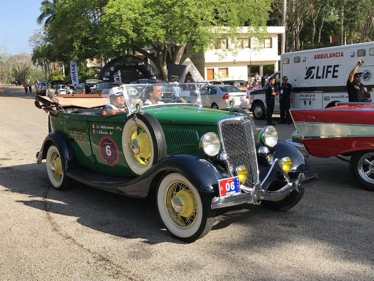 Autos clásicos desfilan por el Rally Maya México 2019