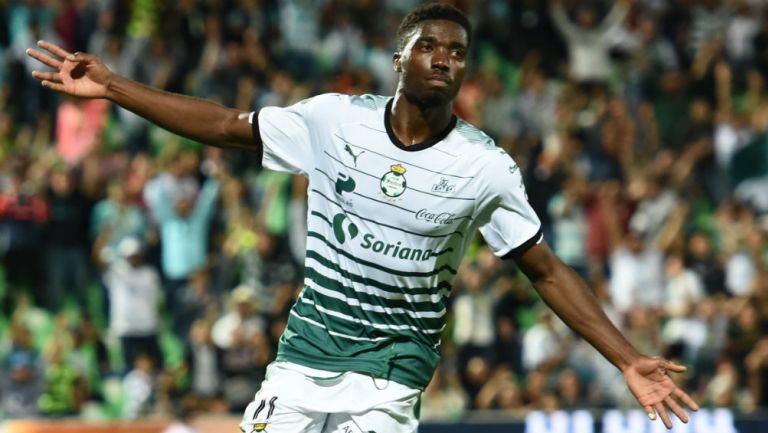 Djaniny Tavares celebra una anotación contra León