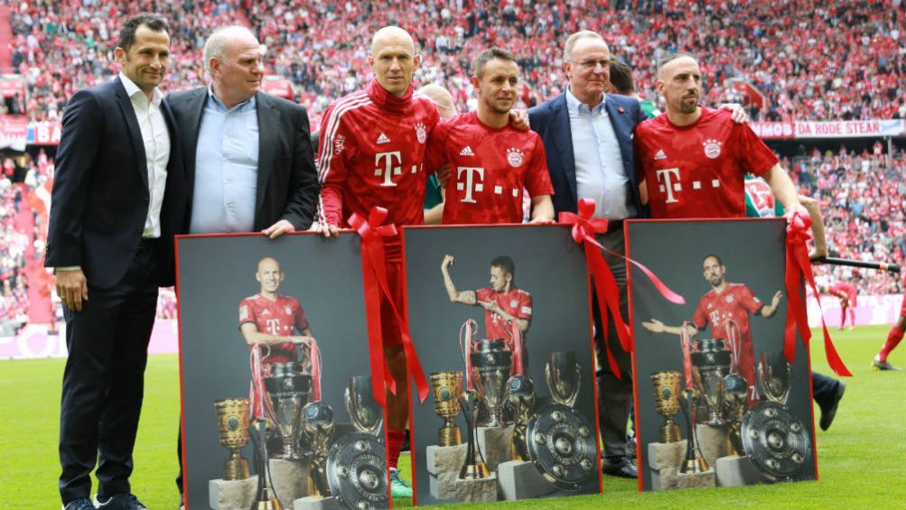 Ribéry, Robben y Rafinha con sus reconocimientos en la Allianz Aren