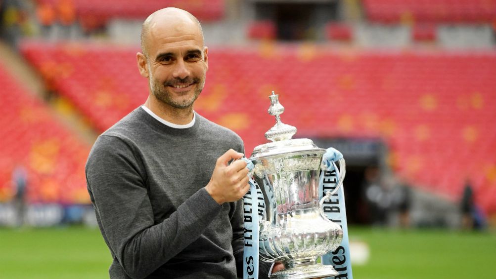 Pep Guardiola posa con el trofeo de la FA Cup 