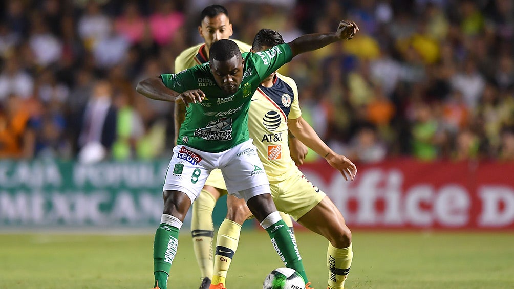 Joel Campbell cubre el balón en juego contra América