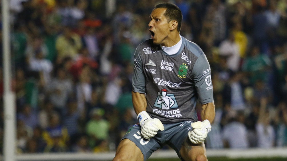 Rodolfo Cota festeja un gol del León