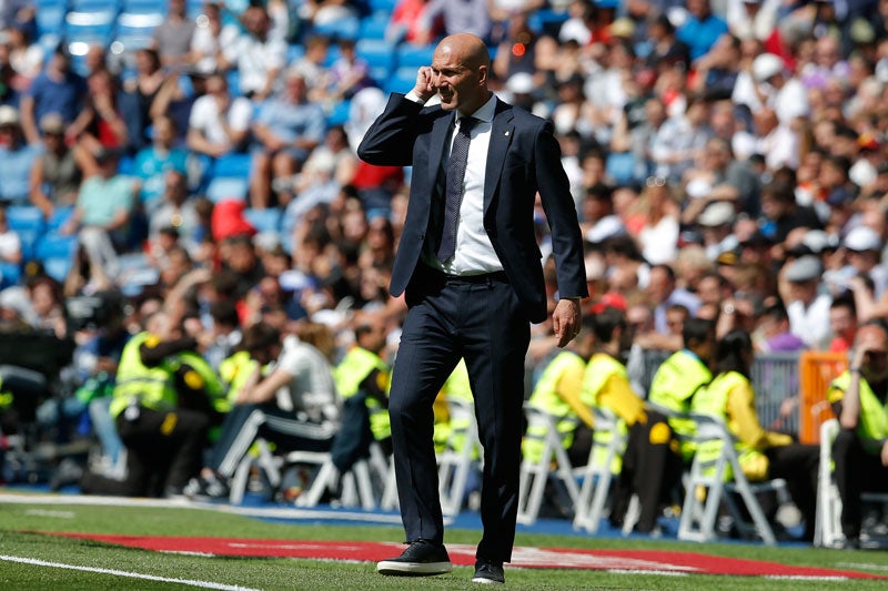 Zidane observa el accionar de sus jugadores en La Liga 