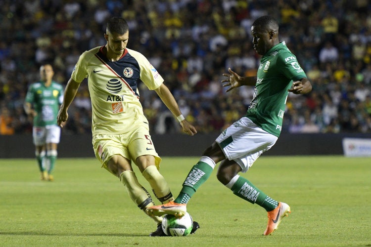 Guido Rodríguez disputa el balón ante Campbell de León