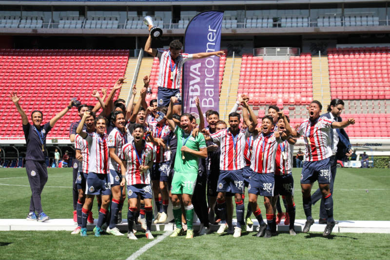 Chivas Sub 15 festejan tras ganar el título del Clausura 2019