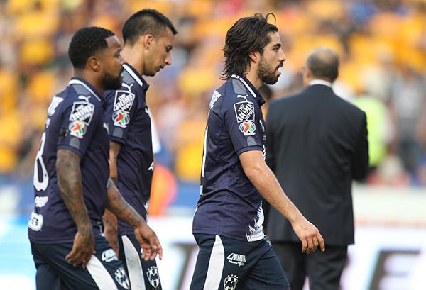 Jugadores de Rayados al término del partido 