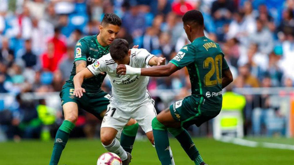 Bartra y Junior pelean por el balón 