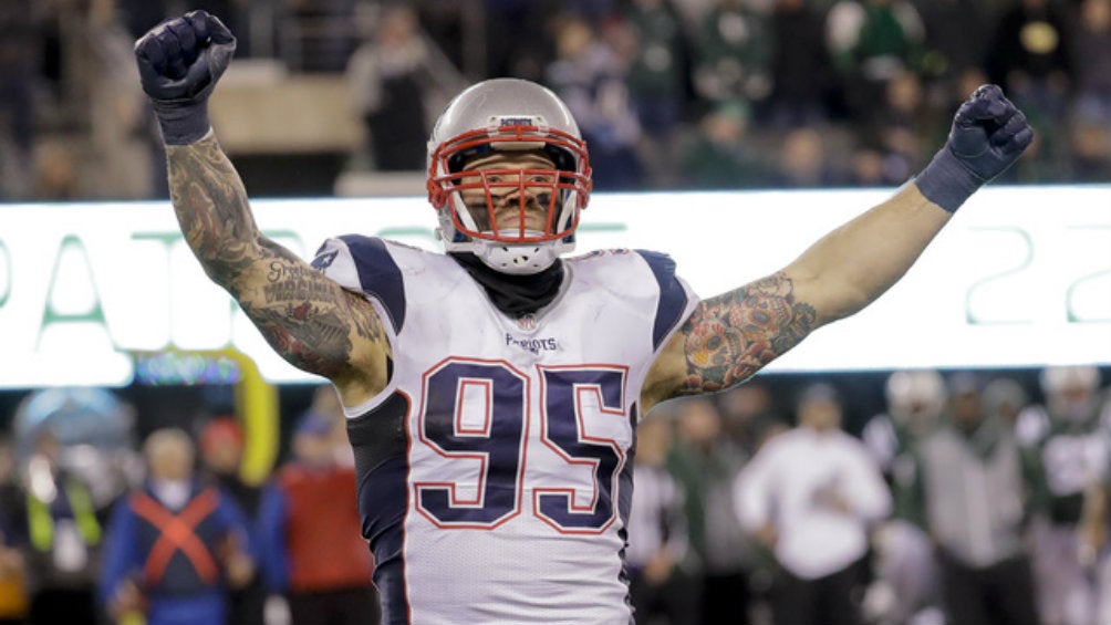 Chris Long, celebra un Fumble con New England