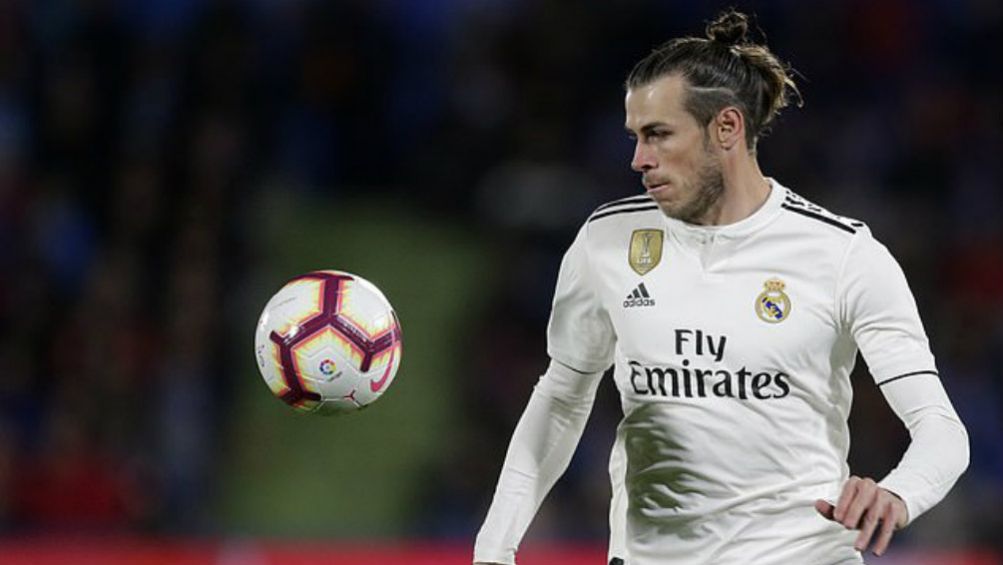 Gareth Bale observa el balón en un juego del Real Madrid