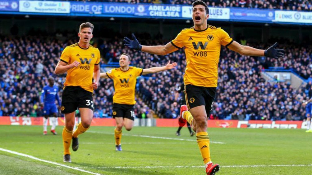 Jiménez celebra un tanto con Wolves en Premier 