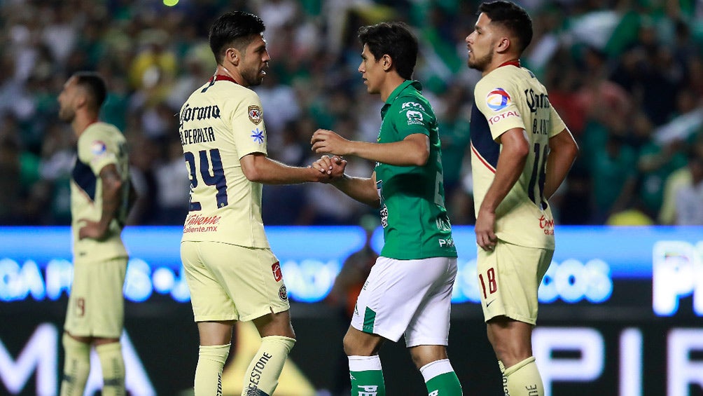 Peralta y Macías estrechan la mano al término del juego