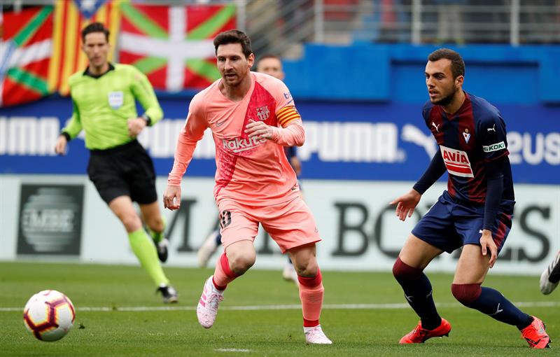 Messi conduce el balón en el juego frente al Eibar