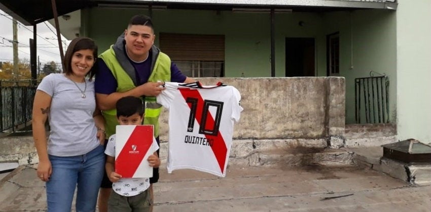 Brian muestra la playera de River en compañía de su familia 