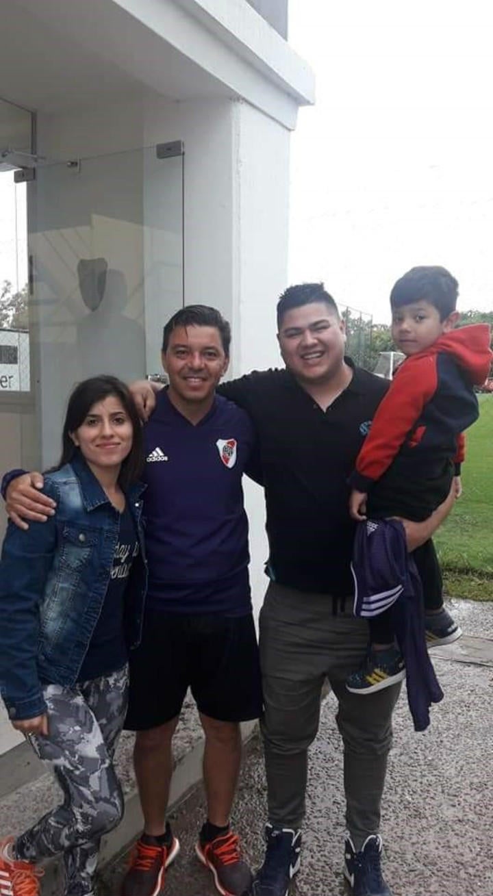 Brian y su familia se toman foto con Marcelo Gallardo 