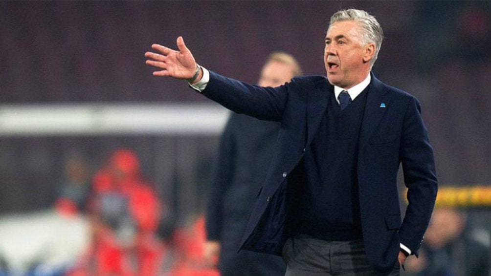 Ancelotti dirigiendo al Nápoles