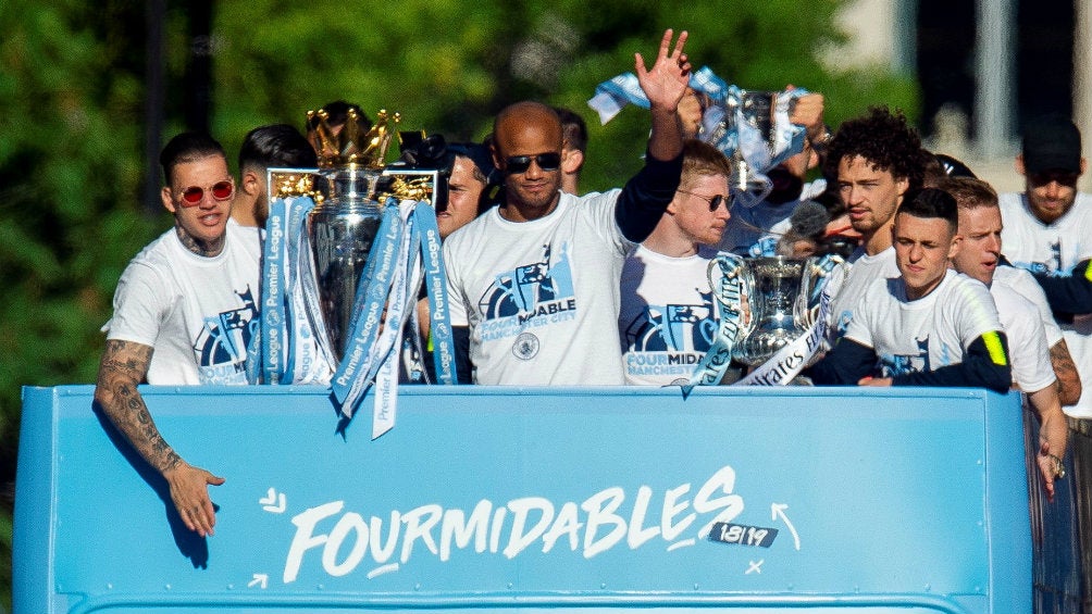 Manchester City presume sus trofeos obtenidos en la temporada 