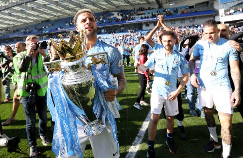 Kyle Walker con el trofeo de la Premier League 