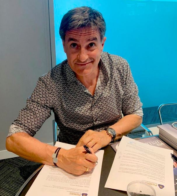 Momento en el que Miguel González firma su contrato 