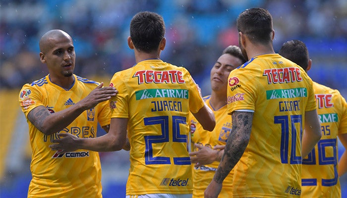 Jugadores de Tigres en festejo de gol 