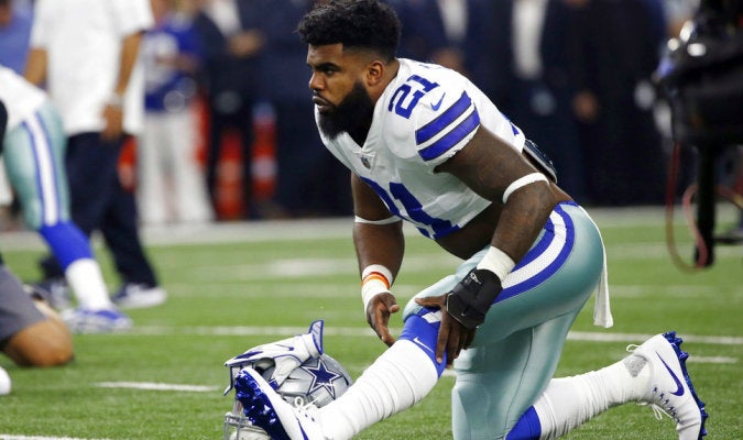 Ezekiel Elliot calienta antes de un partido de los Cowboys