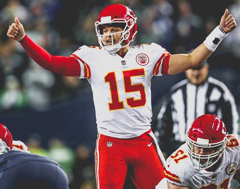 Patrick Mahomes alista a su equipo para sacar una jugada