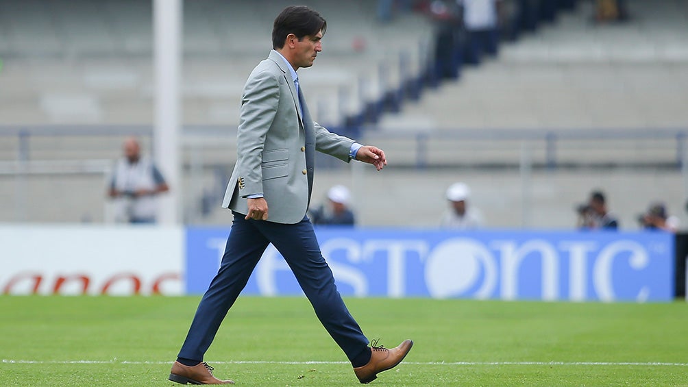 Bruno Marioni abandona cancha del Estadio Olímpico Universitario