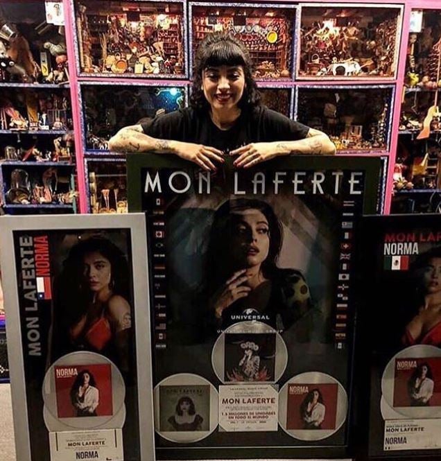 Mon Laferte posa junto a varios reconocimientos que recibió 