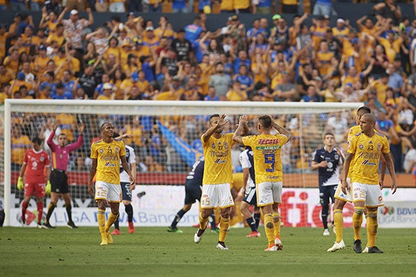 Jugadores de Tigres celebran gol de la victoria contra Rayados